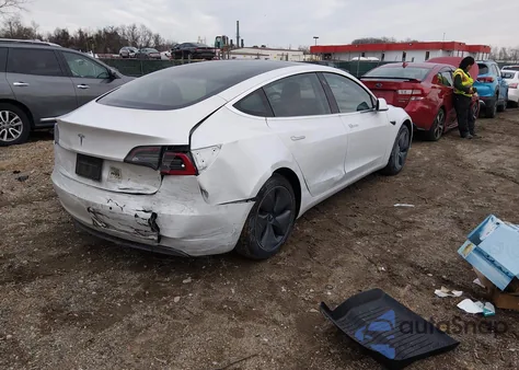 2020 Tesla Model 3 Standard Range Plus/Standard Range Rear-Wheel Drive z USA, uszkodzony, nr VIN 5YJ3E1EA7LF504315